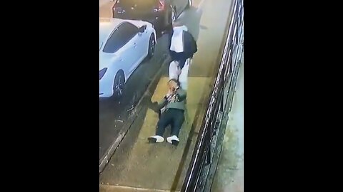 A man in NY brutally assaults a woman on the streets