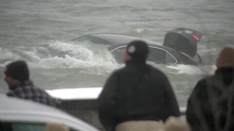 Woman dies after car plunges into Niagara River near brink of American Falls at Niagara Falls