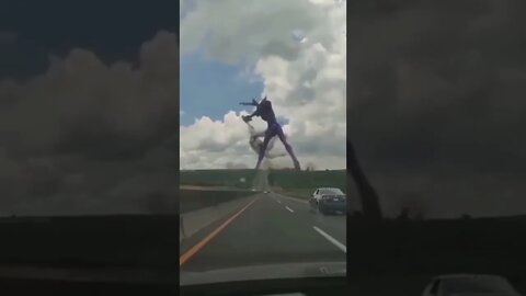 Flagra de Monstro no Japão na Auto-Estrada #shorts