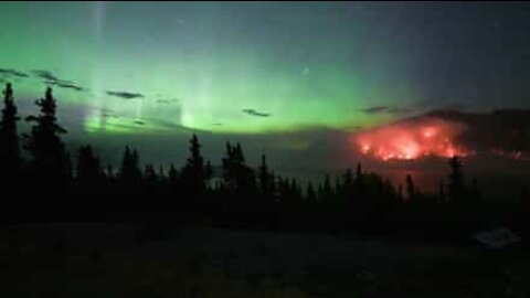 L'incontro tra un'aurora boreale e un incendio in time-lapse