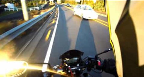 Ce motard échappe à une terrible collision frontale