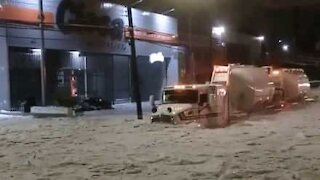 Au Mexique, ce camionneur affronte une tempête de grêle