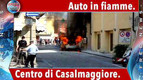 Auto in fiamme al centro di Casalmaggiore.