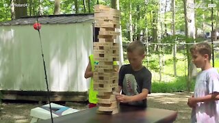 Menino leva com Jenga gigante na cara