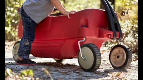 Trop grande, elle reste coincée dans une voiturette d'enfant