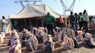 SOUTH AFRICA - Cape Town - Lulwazi and the Gift of The Givers Donating Food Parcels (Video) m (Mvu)