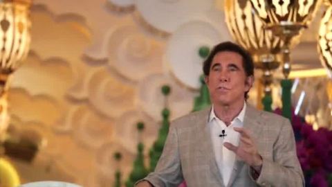 Manicurist accuses Steve Wynn of inappropriate behavior in 2015