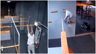 Jovem executa manobras incrivelmente rápidas de parkour