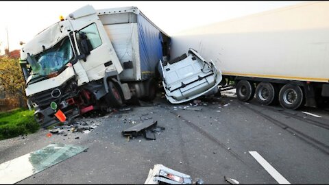 TRUCKS SMASHING INTO BRIDGES ! TRUCK CROSSWIND - Truck Crash Compilation ! Most idiots & Dangerous