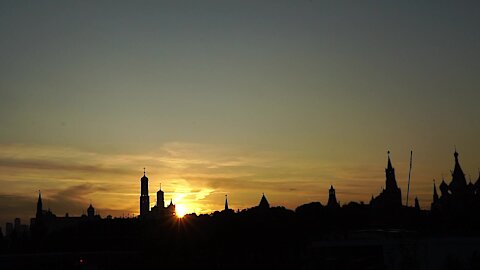 RUSSIA -Moscow - Sunset view of the Moscow skyline with the Christ The Saviour Cathedral in the foreground (Stock Video) (YhC)