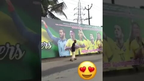 Indianos carregando imenso outdoor com as fotos dos craques da seleção brasileira