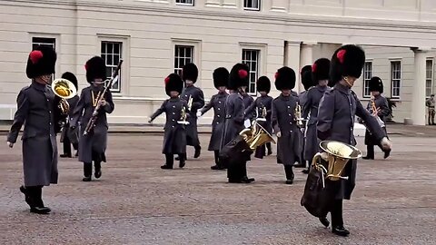 Changing of the Guards Wellington barracks #buckinghampalace