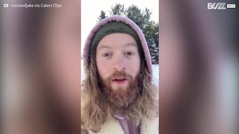 Il fait si froid que sa barbe se congèle en plein air!