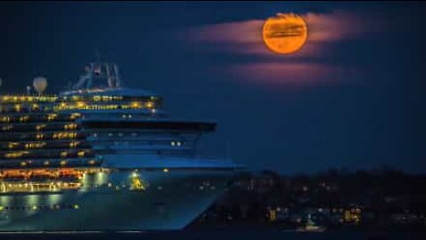 Gigantesca luna piena nei cieli di Rhode Island