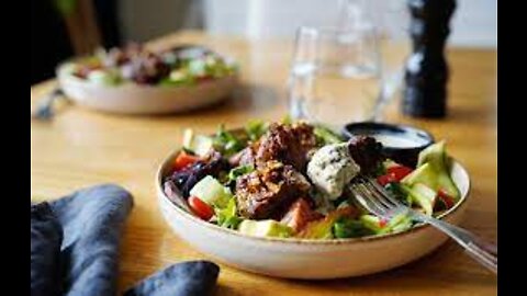 Garlic steak bite salad with tarragon dressing