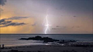 Time-lapse de uma impressionante tempestade de relâmpagos