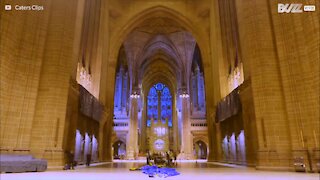 Una mongolfiera dentro la cattedrale