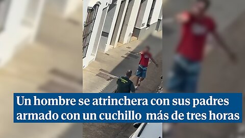 Un hombre se atrinchera armado con un cuchillo con sus padres durante más de tres horas