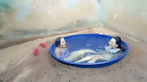 TOMAMOS BANHO NA PISCINA DE CAIXA D'ÁGUA