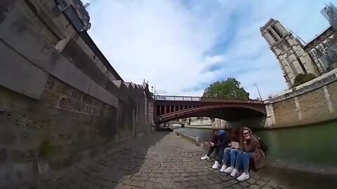 TOUR BEST WALKWAY IN PARIS NOTRE DAME HISTORIC WALK PATH RIVER SEINE BANK