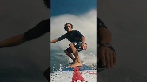 Surfista desafia a morte em onda gigante épica - veja o que acontece!