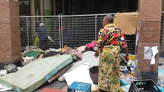 SOUTH AFRICA - Cape Town - Refugees violently removed from Cape Town CBD (Video) (55x)