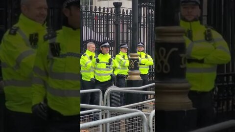 police guarding downing street #metpolice