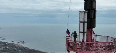 Raising the DPR flag at the highest point of Mariupol