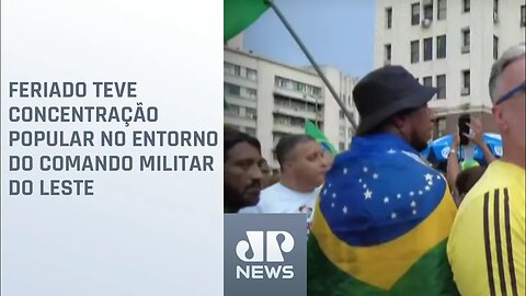 Manifestantes se reúnem em frente ao Palácio Duque de Caxias (RJ)