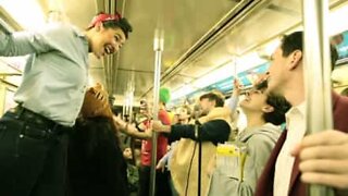 Banda toca "Somebody To Love" no metrô de Nova Iorque