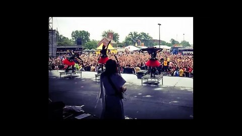 Babymetal-How the Crew handles technical issue with Mikio Fujioka's Pedal Board -Live