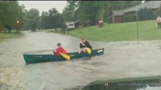 Deux jeunes profitent d'une tempête pour faire du canoë