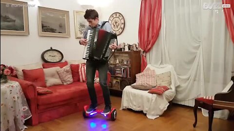 Une reprise de Ed Sheeran, à l'accordéon sur un hoverboard