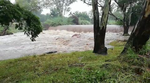 Rain causes flash flooding in Johannesburg (fuV)