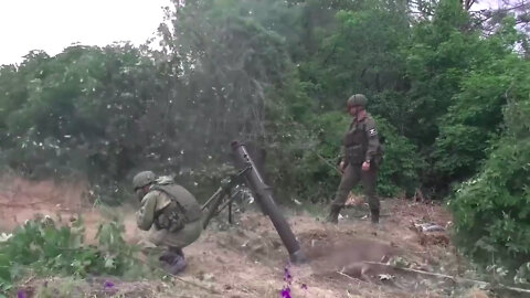 Russian mortar crews fire on Ukrainian artillery positions