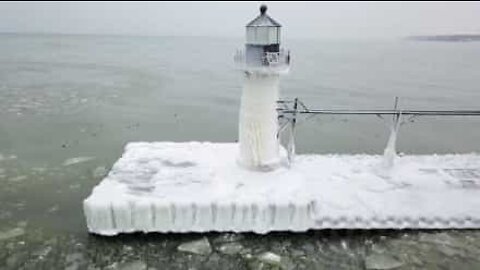 Le phare St Joseph, pris par le gel aux États-Unis