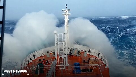 TANKER SAILS THROUGH 10 METRE WAVES | ATLANTIC HURRICANE