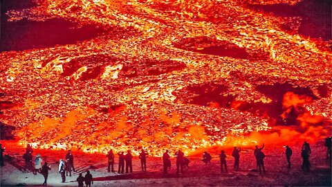 Fagradalsfjall volcano: stunning video of lava fountains