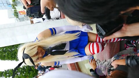 Aggressive shark photographers at Comiket ! 👀 🧐 🤣 Shimakaze cosplayer コミケット コスプレ レイヤー Fancam Japan