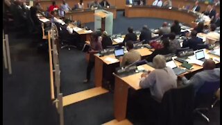 CAPE TOWN MAYOR DE LILLE SURVIVES MOTION OF NO CONFIDENCE (K84)