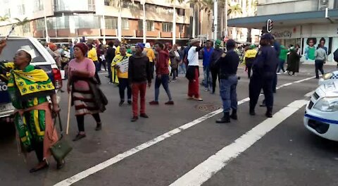 UPDATE 1: Late start, but Mayor Gumede's supporters brave cold, hold night vigil (hGB)