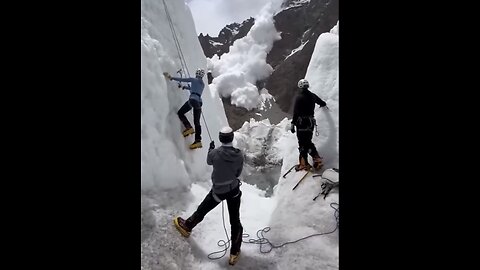 MOUNTAIN CLIMBERS ENCOUNTER🧗‍♀️🌫️🏔️🧗‍♂️MASSIVE AVALANCHE🧗🌫️🧗‍♀️💫