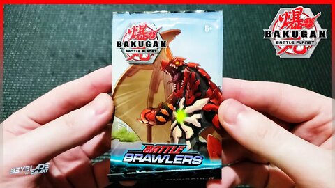 Abrindo um Booster de Bakugan Battle Planet