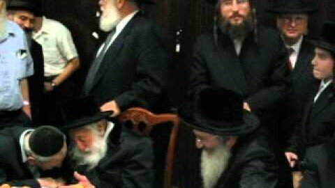 Rabbi Friedman waiting for the Skulener Rebbe