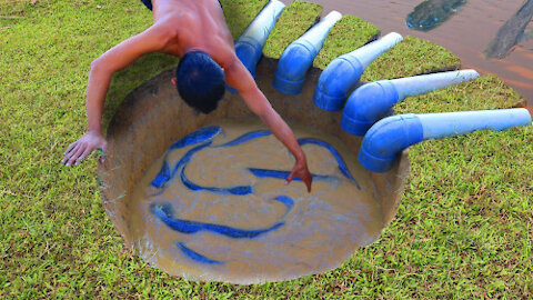 Make a big fish trap on the banks of the river