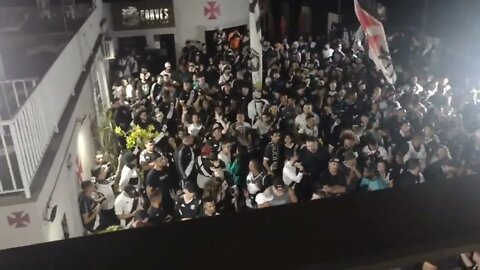 Torcida do Vasco xingando Monteiro e Leven após a aprovação da SAF