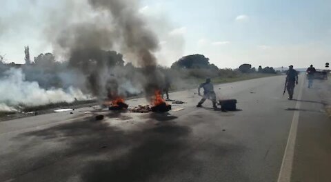 SOUTH AFRICA - Johannesburg - Eldorado Park protest turns violent (Videos) (iuw)