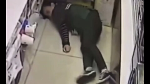 Female 7-11 Employee Falls To The Ground Convulsing 💉(2023)