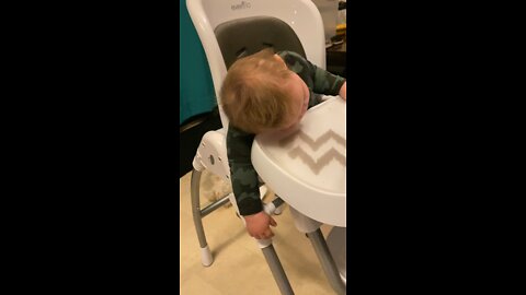 Baby falls asleep in highchair