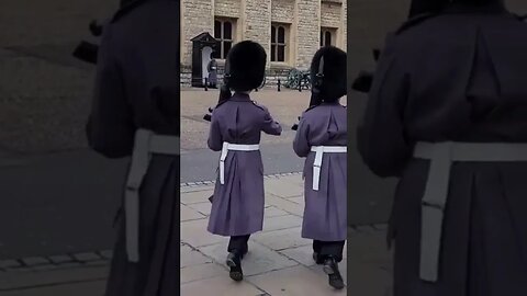 Guard foot slips and marches on #toweroflondon